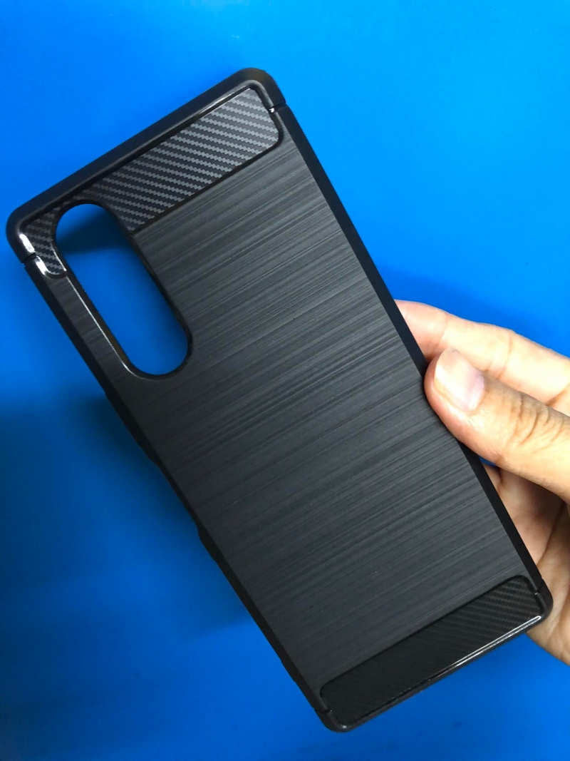 Ốp Lưng Sony Xperia 5 Chống Sốc Dạng Vân Carbon Cao Cấp Giá Rẻ được làm bằng chất liệu TPU mền giúp bạn bảo vệ toàn diện mọi góc cạnh của máy rất tốt lớp nhựa này khá mỏng bên ngoài kết hợp thêm bên trên và dưới dạng carbon rất sang 